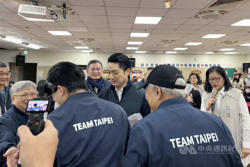 台北市長蔣萬安（中）9日上午出席南港區與里長有約座談會，回應南港區市民、里長關注的議題，並傾聽在地需求。中央社記者楊淑閔攝　115年2月9日