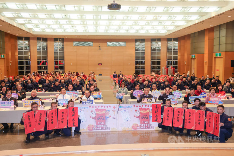 新北市長侯友宜（2排左4）9日在市府6樓大禮堂，邀集警、消及憲兵隊、義警、民防、義交、志工、義消、防宣及救護等單位，啟動加強重要節日安全維護工作，全力守護市民春節平安。中央社記者王鴻國攝　115年2月9日