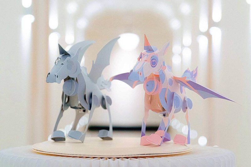 新竹縣竹北市公所表示，2026竹北光節將於2月27日至3月15日在水圳公園登場，9日亮相光節小提燈，以銀色系為主調的「銀翼之馬」（左）搭配色彩流動的「琉光天馬」（右），並在馬頭融入獨角獸意象，象徵想像力與城市能量的延伸。（竹北市公所提供）中央社記者郭宣彣傳真　115年2月9日