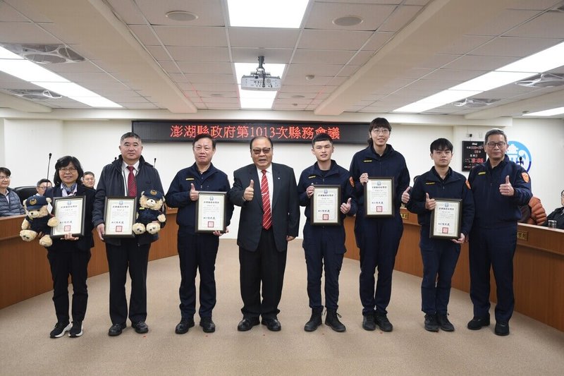 澎湖縣政府警察局在警銀合作的阻詐防詐有成，縣長陳光復（前左4）9日在縣務會議進行表揚，期勉齊心守護鄉親權益，為打造更安全、友善的澎湖共同努力。（澎湖縣政府警察局提供）中央社　115年2月9日