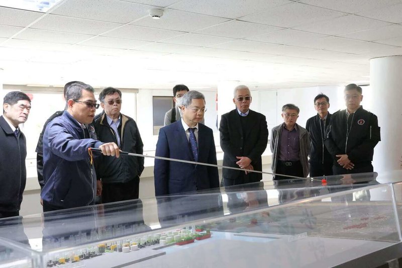 經濟部長龔明鑫（前排左2）9日南下視察中油大林廠，聽取中油公司說明。（經濟部提供）中央社記者曾筠庭傳真　115年2月9日