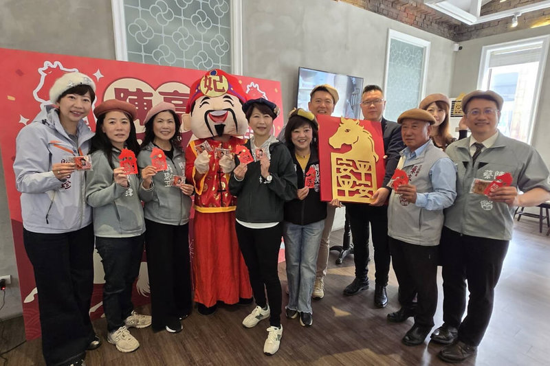 立委陳亭妃（前中）獲民進黨提名參選下屆台南市長，9日發表以「台南馬上平安．奔向金未來」為主題的一元紅包，宣布將會帶著財神一起到各地向民眾拜年。（台南市政府提供）中央社記者楊思瑞台南傳真　115年2月9日