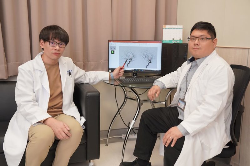 中國醫藥大學新竹附設醫院9日表示，一名8旬婦人突發腦中風症狀，確認是左側中大腦動脈阻塞並合併顱內動脈血管瘤，院方透過腦部電腦斷層灌注攝影輔助，啟動取栓手術，成功挽回腦功能。（中國醫藥大學新竹附設醫院提供）中央社記者郭宣彣傳真　115年2月9日