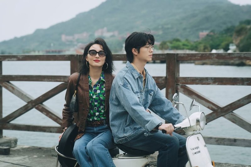 影集「微醺大飯店1980s」改編知名沉浸式劇場IP，9日釋出預告，劇中香港女星蔡思韵（左）詮釋來自香港的當紅女星，與演員王碩瀚（右）有多場對手戲。（一念電影提供）中央社記者王心妤傳真　115年2月9日