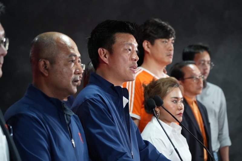 泰國人民黨總理候選人納塔彭（Natthaphong Ruengpanyawut，左2）8日晚間對支持者表示感謝。（人民黨提供）中央社記者李宗憲曼谷傳真　115年2月9日