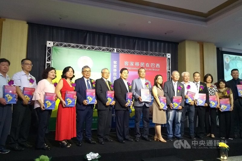 巴西僑界7日於聖保羅舉辦慶祝「客家移民在巴西」新書發行感恩茶會，編撰小組揭書展卷，希望傳承移民記憶與堅韌不拔的精神。中央社記者唐雅陵聖保羅攝　115年2月9日