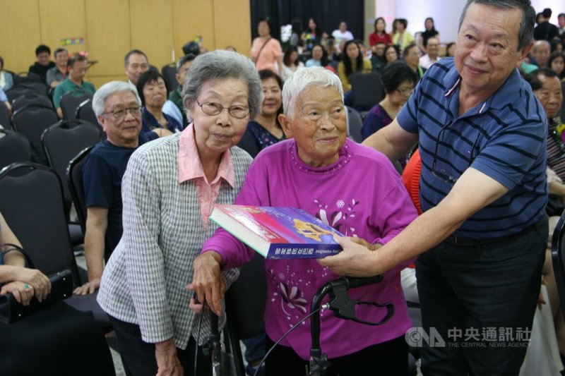 巴西僑界7日於聖保羅舉辦慶祝「客家移民在巴西」新書發行感恩茶會，「有獎贈書」環節中，當日壽星、高齡91歲的阿嬤陳葉鳳香（前排中）喜獲贈書。中央社記者唐雅陵聖保羅攝　115年2月9日