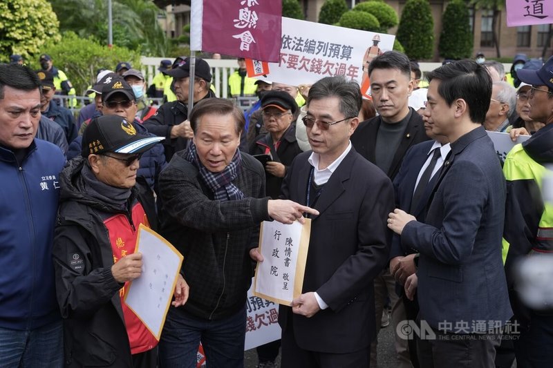 國民黨立委黃仁（左）、林沛祥（後右）、牛煦庭（前右）9日在行政院大門口，陪同退休警消人員遞交陳情書，抗議政府以「已向憲法法庭聲請釋憲」為由，不依法編列警消退輔差額與軍人加薪等相關預算，批政府「欠錢欠過年」。中央社記者徐肇昌攝　115年2月9日