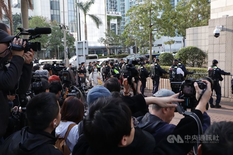 香港壹傳媒集團創辦人黎智英國安法案9日宣判，引來眾多媒體採訪，現場有大批警員戒備並維持秩序。中央社記者張謙香港攝　115年2月9日