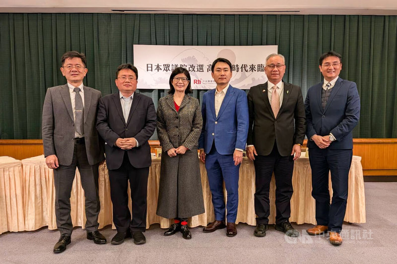 中央廣播電台9日舉行「日本眾議院改選，高市新時代來臨」座談會，印太智庫執行長矢板明夫（左2）、民進黨立委陳冠廷（右3）、開南大學副校長陳文甲（右2）、淡江大學全球政經學系副教授徐浤馨（右1）等人出席。中央社記者游凱翔攝 115年2月9日