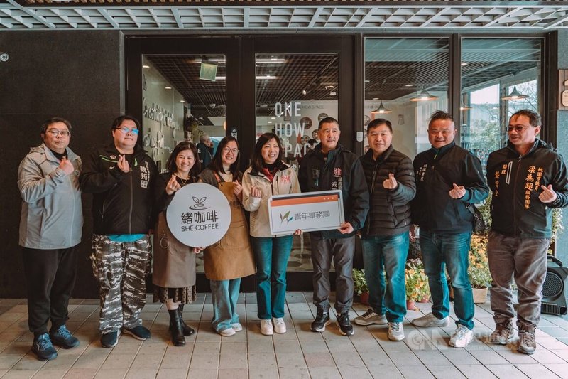 桃園市政府青年事務局長侯佳齡（左5）表示，「ONE HOW SPACE一號空間」是桃園創生團隊交流共創重要樞紐，9日進駐的團隊，嚴選新屋區蜂蜜、觀音區大花咸豐草與蓮荷香草茶等食材，讓民眾在品飲之間自然認識產地風景，感受地方創生溫度。中央社記者吳睿騏桃園攝　115年2月9日