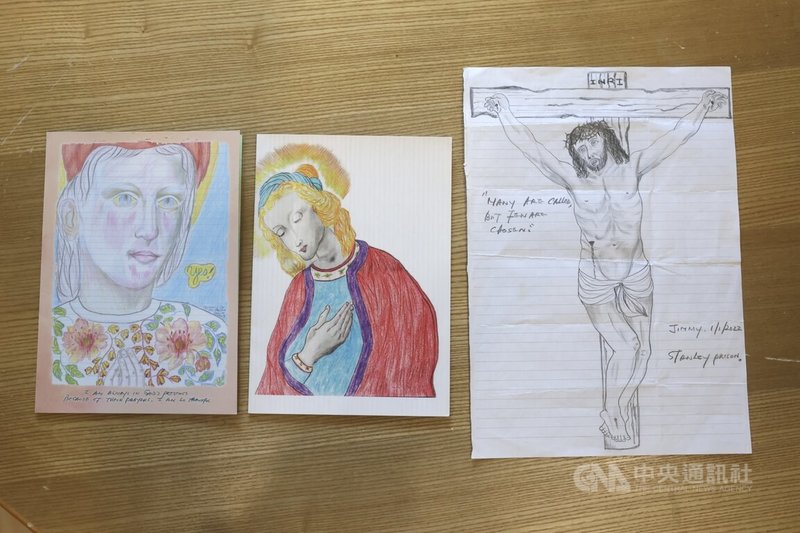 黎智英於獄中寄給陳健民的聖誕卡及自己繪畫的耶穌釘十字架像。中央社記者裴禛攝　115年2月9日