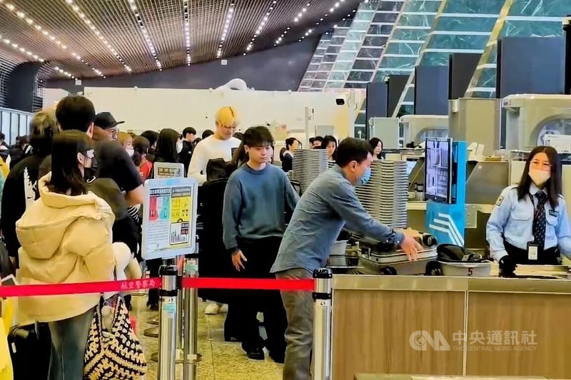 航空警察局指出，已於春節前巡檢各項安檢儀器，包括X光行李檢查儀、金屬門、手持式金屬探測器等，另外也規劃儀器故障緊急應變機制，並協調廠商派員進駐、備妥關鍵零組件，確保設備運作穩定不間斷。中央社記者吳睿騏桃園機場攝　115年2月9日