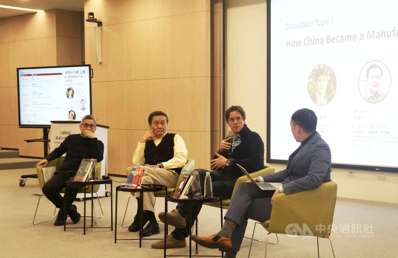 科技、民主與社會研究中心（DSET）與商業周刊9日晚間共同舉行大師對談，「蘋果在中國：美國科技巨頭如何造就中國製造霸權」作者麥吉（Patrick McGee，右2）、中研院院士朱敬一（左2）、中研院社會所特聘研究員吳介民（左1）出席。中央社記者趙敏雅攝　115年2月9日