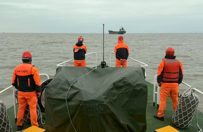 春節將屆，海洋委員會海巡署第11巡防區9日啟動「岸海聯合擴大威力掃蕩」勤務，針對馬祖地區4鄉5島，全面巡緝海域與岸際廢棄空屋、碉堡、消波塊等走私熱點。（海巡署第11巡防區提供）中央社記者王鴻國傳真　115年2月9日