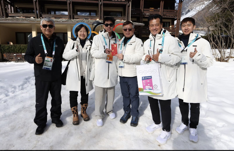 2026年米蘭冬季奧運正如火如荼進行，中華奧會主席蔡家福（右3）訪視男子阿爾卑斯式滑雪選手張天將（左3），並頒發激勵金。（中華奧會提供）中央社記者黎建忠傳真　115年2月9日