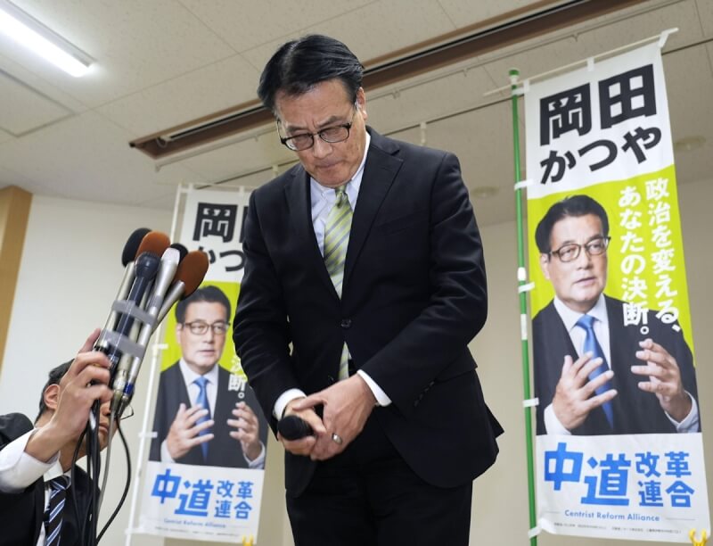日本眾議員候選人岡田克也確定落選，9日凌晨現身向支持者致歉。（共同社）
