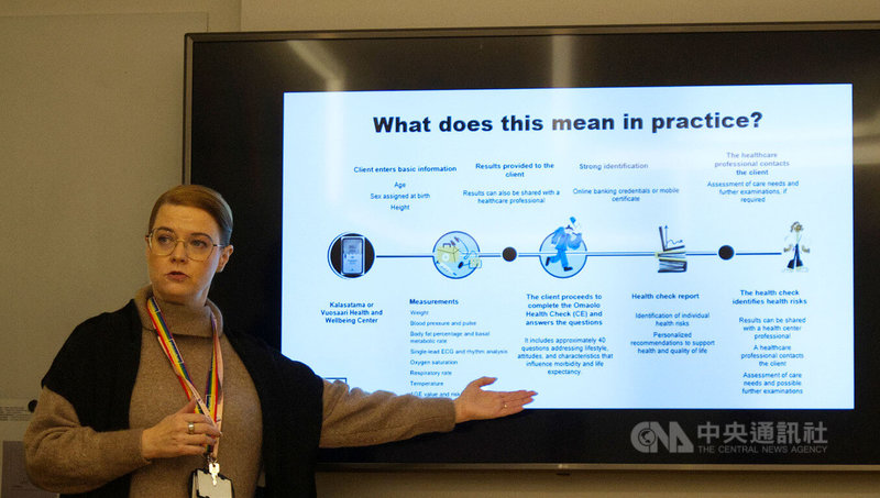 芬蘭卡拉薩塔瑪健康與福祉中心護理長穆斯托寧展示數位醫療服務流程。民眾透過自助測量站取得數據後，系統會自動辨識健康風險，高風險個案可一鍵將報告傳送給護理人員。中央社記者巫祈麟赫爾辛基攝　115年2月9日