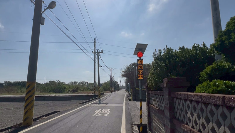 彰化縣政府於縣內23處無號誌且視距條件不佳路口，導入非號誌路口智慧道路主動告警系統，即時感應支線道來車動態，並啟動LED警示燈與電子告示設備，提前向幹線道用路人發出警示訊息，即時掌握路況，降低交通衝突機率。（彰化縣政府提供）中央社記者鄭維真傳真　115年2月9日