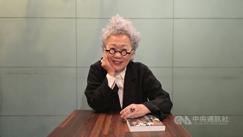 泰國作家威拉蓬．尼廸巴帕（Veeraporn Nitiprapha）48歲才認真投入創作，她認為人生不該畫地自限，說促使自己立志成為作家的其中一個原因，是無法接受兒子覺得有其他人比自己更有趣。圖攝於2月4日。中央社記者趙彥翔台北攝　115年2月9日