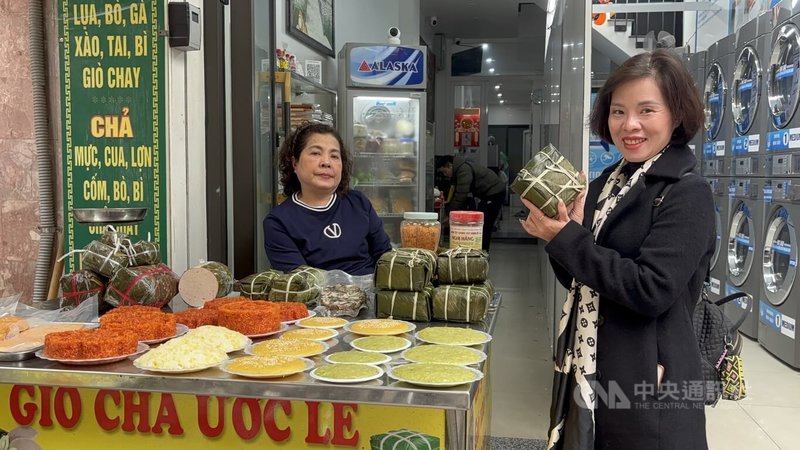 越南人過新年，不少習俗與台灣大不相同。其中越南過年一定要吃的，就是有糯米、綠豆、豬肉的粽子，而且許多人家會一起動手包，為重要年節儀式。中央社記者曾婷瑄河內攝　115年2月9日