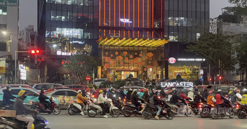 依據河內建設局估計，交通壅塞每年造成河內12億美元的損失，使物流成本上升，損害生產力、環境品質和城市的投資吸引力，建設局為此提出解決方案。圖為下班尖峰時間的車陣。中央社記者曾婷瑄河內攝　115年2月9日