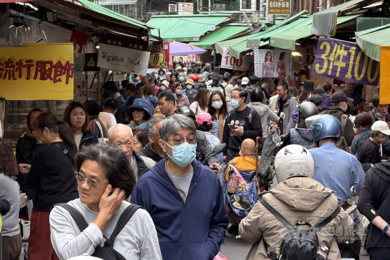 圖為民眾趁好天氣前往台北市北投區市場採買。（中央社檔案照片）