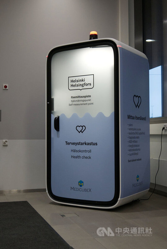設置於赫爾辛基卡拉薩塔瑪（Kalasatama）健康與福祉中心的MedicubeX自助檢測站，外型酷似電話亭，提供民眾免預約、免費5分鐘快速檢測，包含血壓、心電圖及心血管疾病風險評估，數據可直接同步至醫護團隊，有效提升病患分流效率。中央社記者巫祈麟赫爾辛基攝　115年2月9日