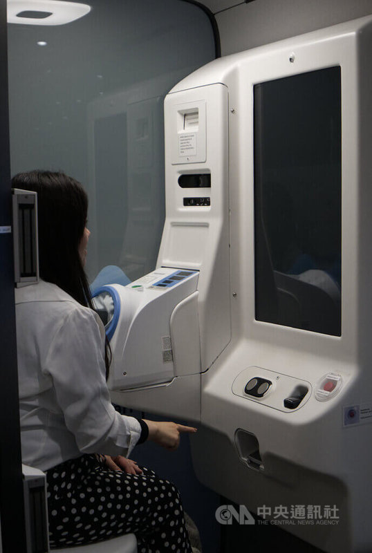 民眾在MedicubeX自助檢測站內進行血壓與脈搏量測。系統整合多項醫療級感測器，能測量血氧、呼吸速率、體脂肪與基礎代謝率等數據，並可銜接芬蘭全國性的 Omaolo線上症狀評估系統，讓患者在進入診間前即掌握完整的健康參數。中央社記者巫祈麟赫爾辛基攝　115年2月9日