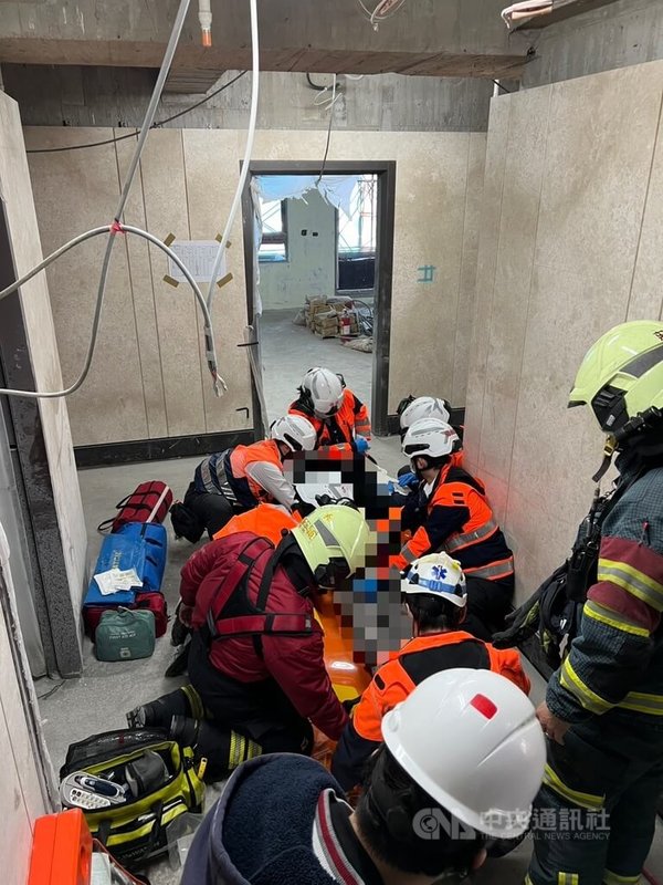 台北市信義區一處工地9日發生工安意外，林姓工人誤以為鷹架有設扶手而攙扶，不慎從12樓外側鷹架跌落至7樓處，身體多處擦挫傷，警消獲報到場協助送醫治療。（翻攝照片）中央社記者黃麗芸傳真　115年2月9日