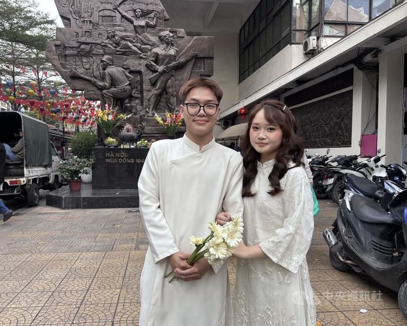 春秀（左）、恆黃（右）兩位建築系大學生告訴中央社，河內塞車問題嚴重，不僅很難準時到校，也對環境造成污染，盼政府能發展更方便、舒適的交通方式，改善塞車跟環境污染問題。中央社記者曾婷瑄河內攝　115年2月9日