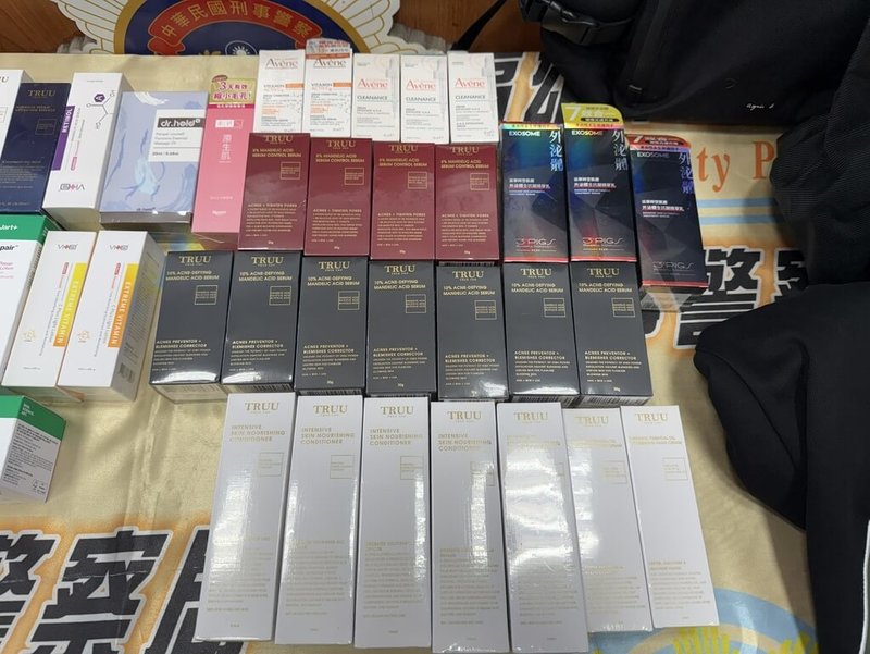 高雄刑大破獲某連鎖藥妝店多家門市連續竊案，鎖定宋姓男子涉案。警方查出他經營網購平台低價販售，客戶下單後再偷商品寄貨，得手新台幣近百萬，警方逮人後在其租屋處查扣大批美妝商品等贓證物。（高雄刑警大隊提供）中央社記者洪學廣傳真　115年2月10日