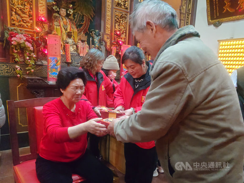 馬祖北極玄天宮新春開燈祈福「圓堂」典禮10日晚間舉行，廟方今年準備共1100份馬年紅包等結緣品，民眾依序入廟內領取。中央社記者潘欣彤攝　115年2月10日