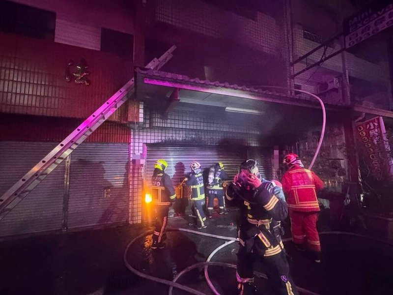 台中市東勢區一處3樓透天民宅10日凌晨發生火災，市府消防局獲報立刻派遣人員前往布水線搶救。（民眾提供）中央社記者趙麗妍傳真　115年2月10日