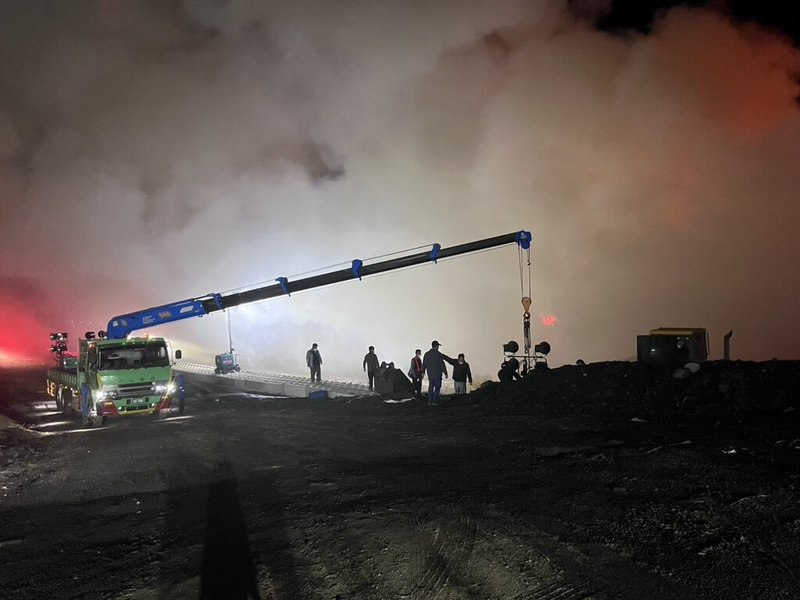 台南市城西三期垃圾衛生掩埋場9日發生火警，消防局出動灌救撲滅火勢，10日凌晨完成殘火處理，無人傷亡。（台南市消防局提供）中央社記者張榮祥傳真 115年2月10日