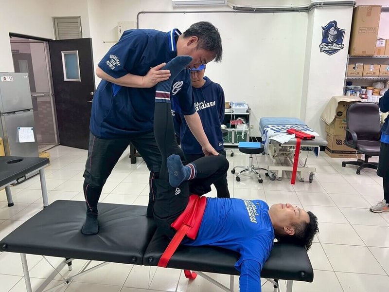 中華職棒富邦悍將隊邀請前日本職棒阪神虎隊資深防護員小滝康樹（左），於春訓期間來台客座。小滝康樹示範恢復動作，並與悍將防護團隊交流。（富邦悍將隊提供）中央社記者蘇志畬傳真　115年2月10日