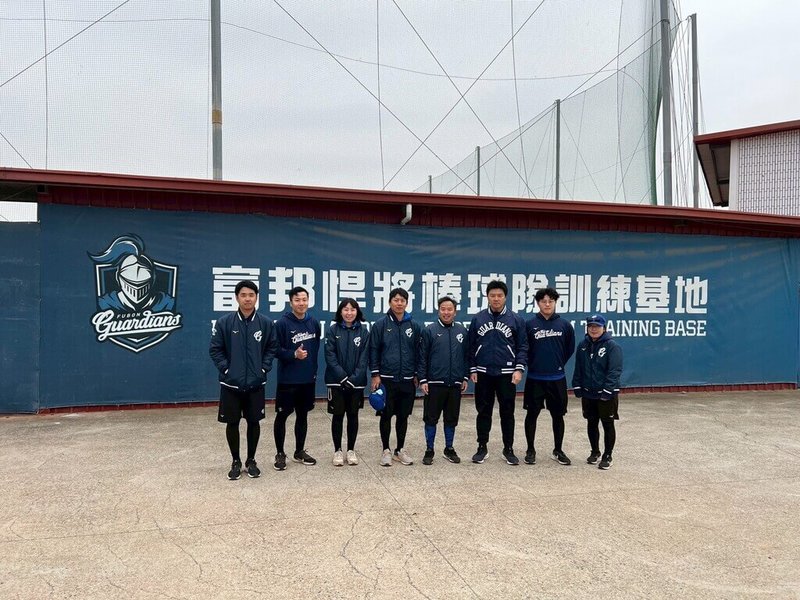 中華職棒富邦悍將隊在稻江基地進行春訓，悍將執行副領隊林威助（右3）邀請前日本職棒阪神虎隊資深防護員小滝康樹（右4）來台客座。（富邦悍將隊提供）中央社記者蘇志畬傳真　115年2月10日