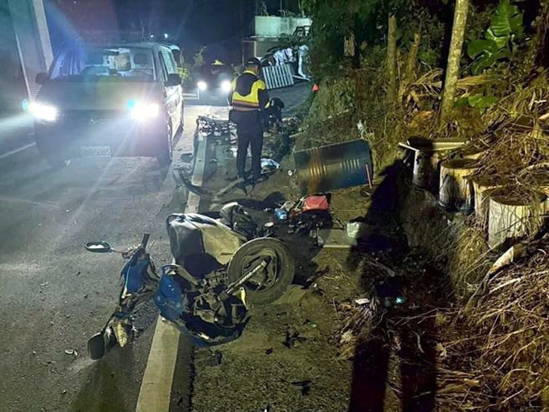 嘉義縣梅山鄉農會陳姓主任10日酒駕經竹崎鄉道,追撞機車女騎士造成重傷,陳男肇逃回家遭警逮捕。圖為車禍現場,遭撞機車支離破碎。(警方提供)中央社記者黃國芳傳真 115年2月10日