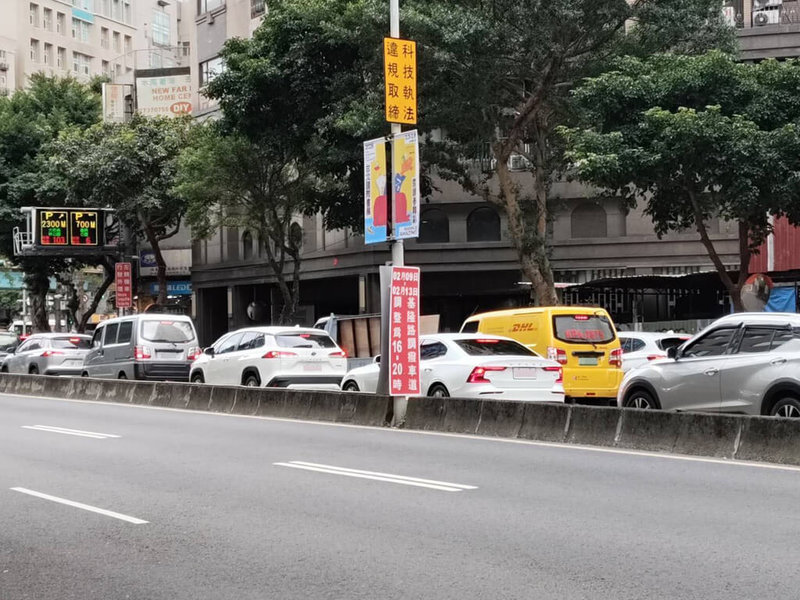 台北市警察局信義分局表示，轄內基隆路二段往南即日起至13日止，調整為下午4時至晚間8時實施調撥車道措施，以維護春節前的交通車流狀況。（台北市警察局信義分局提供）中央社記者黃麗芸傳真　115年2月10日