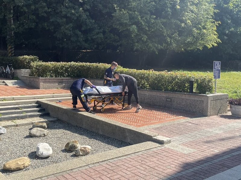 一名男子10日中午被發現倒臥彰化藝術館後方，已無呼吸心跳，彰化縣消防局獲報趕抵，查出死者為54歲許姓男子，身上衣物單薄，也未穿著鞋襪，已報請檢察官相驗，確認死因。（民眾提供）中央社記者吳哲豪傳真　115年2月10日