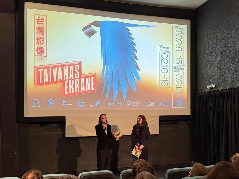 立陶宛第7屆「台灣影像」影展8日開跑，今年選映8部作品。圖為影展主策展人沃希柳特與共同策展人貝娜德開幕致詞。（文化部駐德文化組提供）中央社記者游堯茹維爾紐斯傳真 115年2月10日