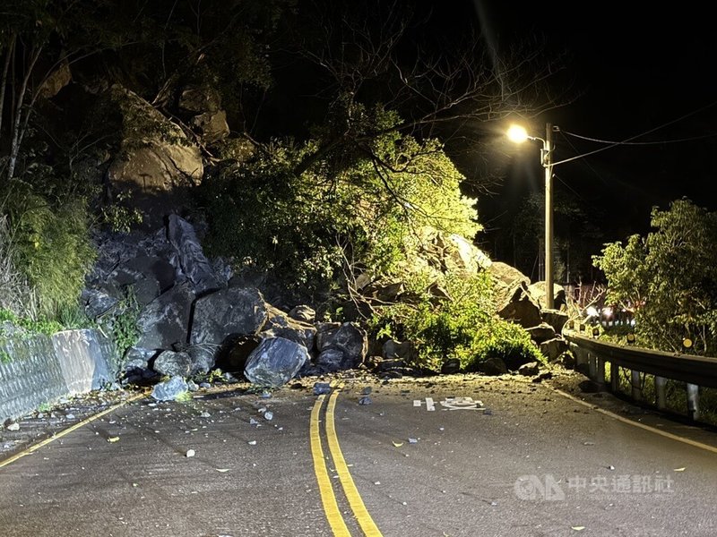 新北市烏來區台9甲12.4公里10日凌晨發生土石坍方，阻斷雙線車道無法通行，幸無人車受困；經相關單位排除搶通，10日上午7時已恢復恢復單線雙向通行。（翻攝畫面）中央社記者曹亞沿傳真　115年2月10日