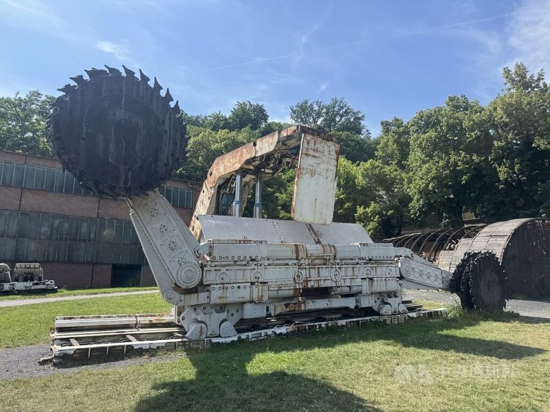 捷克關閉最後一個硬煤礦井，結束長達250年的硬煤開採時代。儘管地下仍蘊藏數億噸硬煤，但由於經濟、地質與人力等限制而難以持續開採。圖為在捷克第三大城奧斯特拉瓦（Ostrava）蘭德克公園（Landek Park）展示的煤礦開採器具。中央社記者劉郁葶奧斯特拉瓦攝　115年2月10日