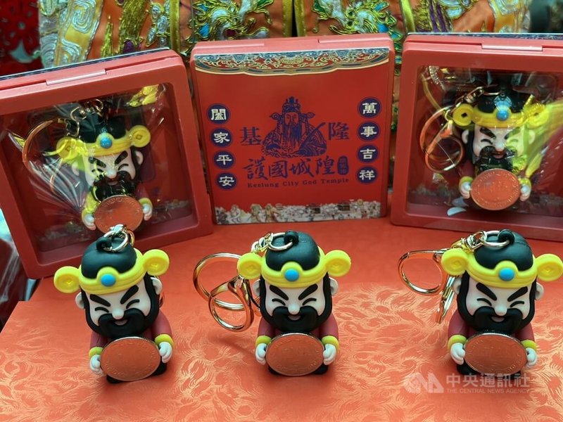 基隆護國城隍廟精心設計Q版城隍爺公仔，搭配取台語諧音「有緣」的5元發財金，象徵與城隍爺「有緣」，將於20日（初四）下午2時限量發送6000個。中央社記者王朝鈺攝　115年2月10日