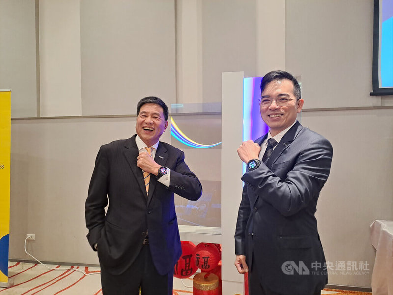 友達10日舉行法說會，董事長暨集團執行長彭双浪（左）、總經理暨集團營運長柯富仁（右）展示採用微型發光二極體（Micro LED）的智慧手錶、透明顯示器。中央社記者潘智義攝　115年2月10日