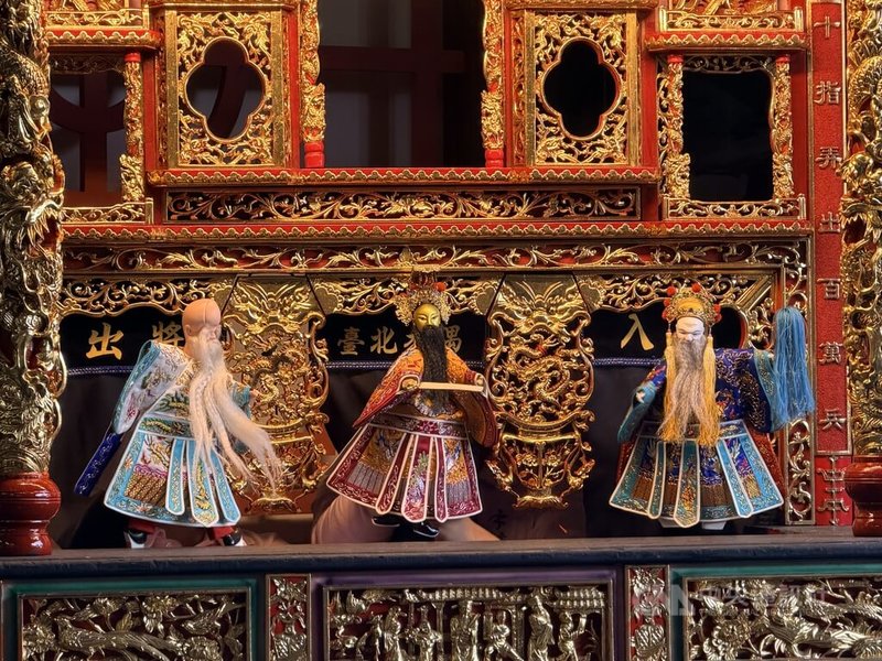 文化部網站公告115年度「台灣品牌團隊計畫」補助名單，今年加入新血臺北木偶劇團。圖為臺北木偶劇團北管布袋戲 「扮三仙」祈福演出。中央社記者趙靜瑜攝　115年2月10日