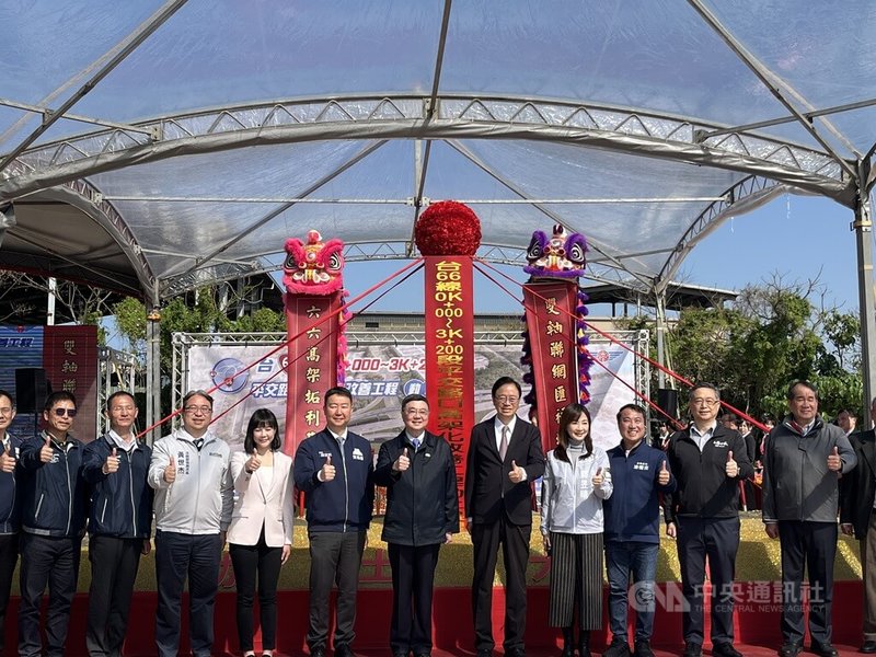 行政院長卓榮泰（右6）、桃園市長張善政（右5）等人10日下午前往桃園市觀音區，出席「台66線0K+000至3K+200段平交路口高架化改善工程動土典禮」，眾人比讚留影。中央社記者葉臻攝　115年2月10日