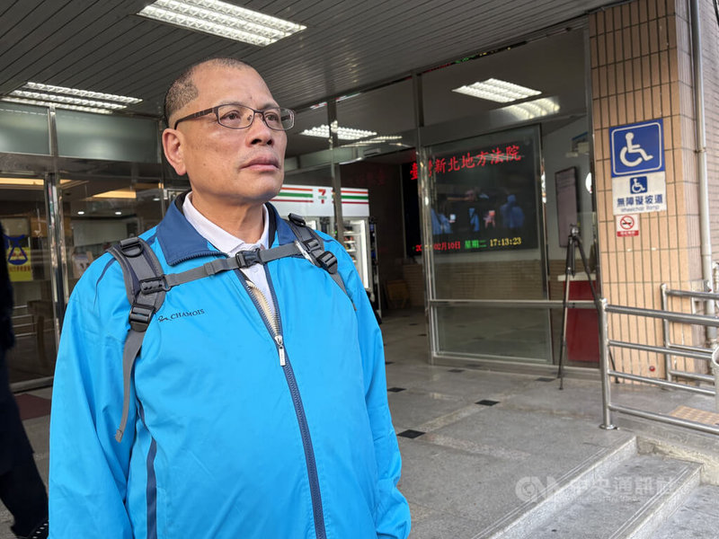 新北市警察局土城分局清水派出所所長劉宗鑫民國113年深夜執行攔查時，遭持有毒品的女子陳嘉瑩開車衝撞、拖行後撞擊護欄身亡。新北地方法院10日第3天開庭審理，劉宗鑫父親（圖）受訪表示，他可以一毛錢都不要，只求還兒子公道，懇請法院判處陳女死刑。中央社記者曹亞沿攝　115年2月10日