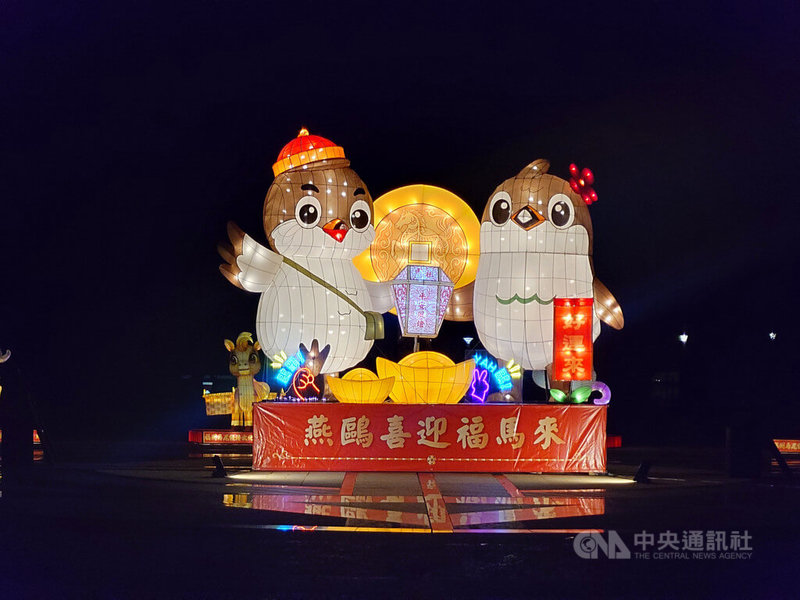 115年「馬祖春節燈會」點燈儀式10日晚間於南竿鄉介壽廣場舉行，今年主燈為2隻代表馬祖的燕鷗「鷗霸」與「Yah鷗」。中央社記者潘欣彤攝　115年2月10日