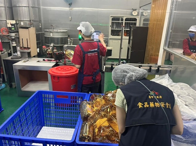 台中市食品藥物安全處持續執行「食用油脂稽查專案」，查核中市20家食用油脂製造業者，包括食品業者登錄、添加物使用、食品標示及食品良好衛生規範（GHP）等項目。（民眾提供）中央社記者趙麗妍傳真　115年2月10日